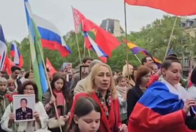 حاملين أعلام روسيا والاتحاد السوفيتي.. انطلاق مسيرة الفوج الخالد في باريس